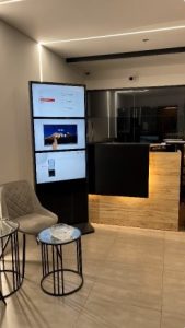 מסך פרסום רצפתי לעסקים ומשרדים לחנויות ומוסדות בגודל 55 אינטש