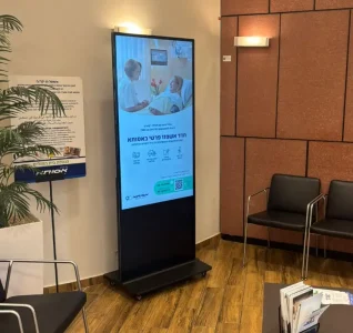 מסך שילוט דיגיטלי רצפתי במרכז רפואי אסותא רמת החיל